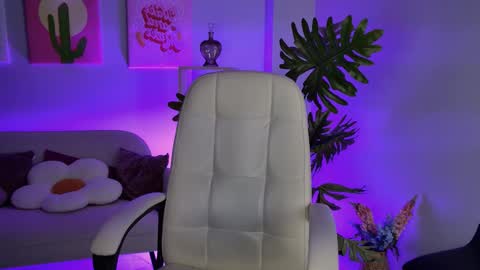 Snapshot of wesleegray chatting on 01-19-26, 01:09 little girl who is always rightLisa online show from 01-19-26, 01:09