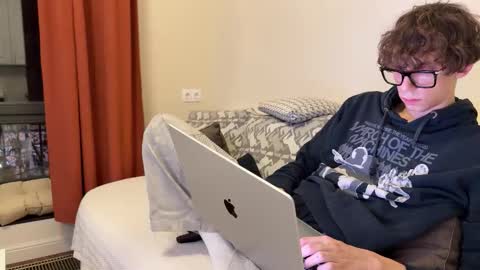 Mia  Please help me to reach 100 thumps up online show from 11-28-25, 03:04