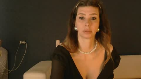 White Queen online show from 05-18-26, 07:58