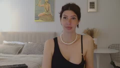 White Queen online show from 06-17-26, 04:37