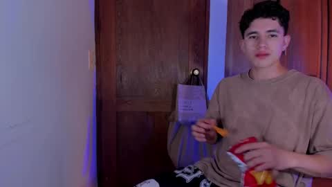 Snapshot of whos_he chatting on 12-21-25, 08:16 whos_he online show from 12-21-25, 08:16