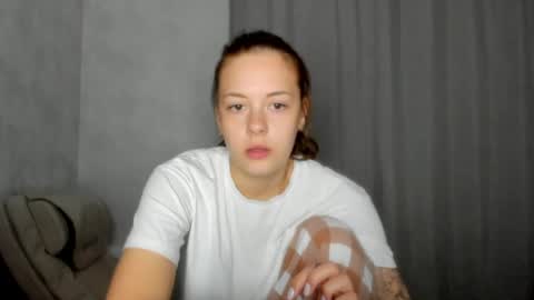 Snapshot of why_again_me chatting on 04-19-26, 08:11 Veronica online show from 04-19-26, 08:11