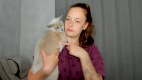 Snapshot of why_again_me chatting on 04-22-26, 07:37 Veronica online show from 04-22-26, 07:37