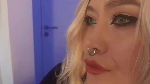 Laura  online show from 10-17-25, 05:21