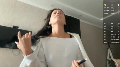 Mia online show from 09-17-25, 06:04