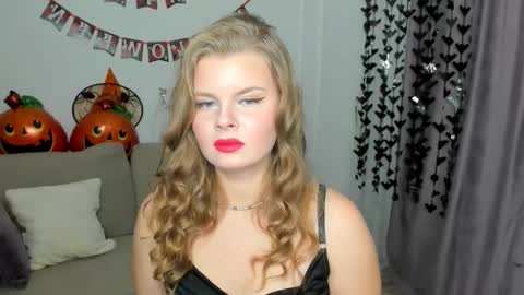 Snapshot of wildedesire chatting on 10-20-25, 12:05 wildedesire online show from 10-20-25, 12:05