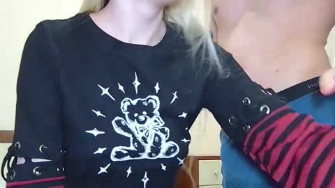 Snapshot of williamandmia chatting on 04-08-26, 07:36 William and Mia online show from 04-08-26, 07:36