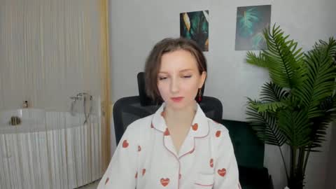 Snapshot of winterfairytale1 chatting on 02-14-25, 03:33 Amber online show from 02-14-25, 03:33