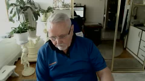 wlodek165 online show from 02-04-25, 10:00