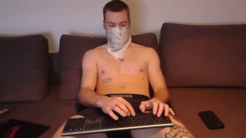Snapshot of wolf021221 chatting on 04-10-26, 09:14 wolf021221 online show from 04-10-26, 09:14