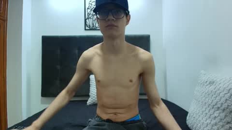 Snapshot of wolfan_sky chatting on 02-25-25, 11:19 W O L F online show from 02-25-25, 11:19