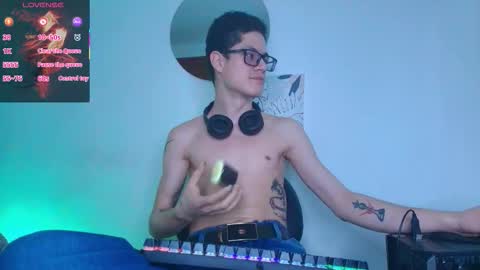 Snapshot of wolfan_sky chatting on 03-05-26, 12:12 W O L F online show from 03-05-26, 12:12