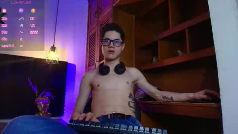 Snapshot of wolfan_sky chatting on 03-12-26, 11:27 W O L F online show from 03-12-26, 11:27