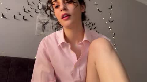 Snapshot of wonderland_stia chatting on 10-28-25, 05:33 Stia online show from 10-28-25, 05:33