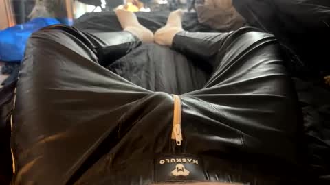 Snapshot of woodyt85 chatting on 09-25-25, 01:15 Horny Leather Lad leather rubber online show from 09-25-25, 01:15