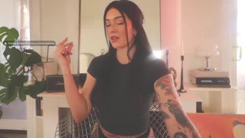 Snapshot of worshipbrielle chatting on 01-16-25, 11:06 Brielle online show from 01-16-25, 11:06