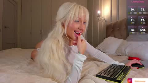 Snapshot of wow_peach_girl chatting on 12-23-24, 03:23 Liza online show from 12-23-24, 03:23