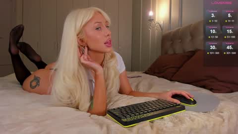 Snapshot of wow_peach_girl chatting on 01-26-25, 01:04 Liza online show from 01-26-25, 01:04