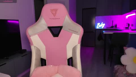 Snapshot of wowlovie666 chatting on 09-28-25, 04:01 Emi online show from 09-28-25, 04:01