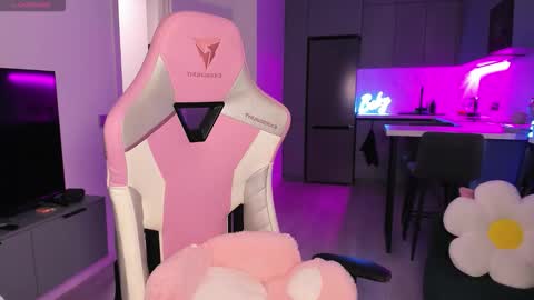 Snapshot of wowlovie666 chatting on 10-01-25, 05:08 Emi online show from 10-01-25, 05:08