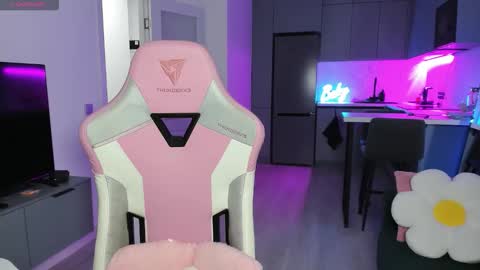 Snapshot of wowlovie666 chatting on 10-04-25, 04:05 Emi online show from 10-04-25, 04:05