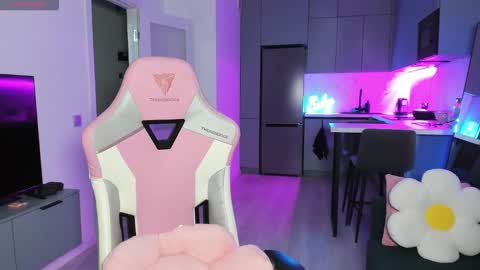 Snapshot of wowlovie666 chatting on 10-05-25, 04:05 Emi online show from 10-05-25, 04:05