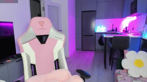 Snapshot of wowlovie666 chatting on 10-07-25, 04:04 Emi online show from 10-07-25, 04:04