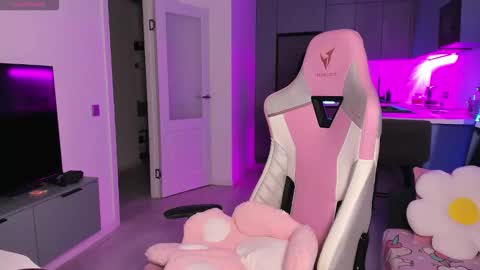 Snapshot of wowlovie666 chatting on 10-10-25, 05:12 Emi online show from 10-10-25, 05:12