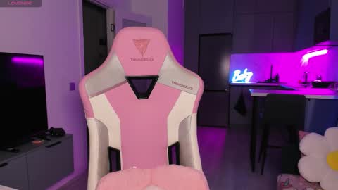 Snapshot of wowlovie666 chatting on 10-14-25, 02:01 Emi online show from 10-14-25, 02:01