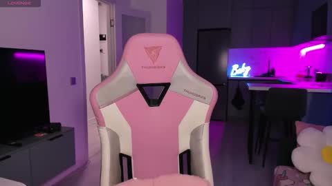 Snapshot of wowlovie666 chatting on 10-14-25, 04:08 Emi online show from 10-14-25, 04:08