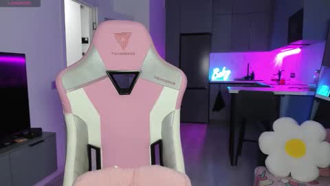 Snapshot of wowlovie666 chatting on 10-15-25, 04:07 Emi online show from 10-15-25, 04:07