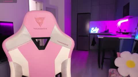 Snapshot of wowlovie666 chatting on 10-16-25, 04:08 Emi online show from 10-16-25, 04:08