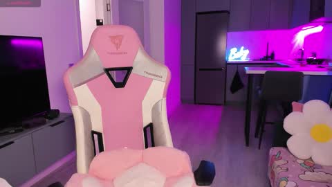 Snapshot of wowlovie666 chatting on 10-18-25, 05:03 Emi online show from 10-18-25, 05:03