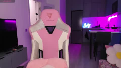 Snapshot of wowlovie666 chatting on 10-20-25, 04:07 Emi online show from 10-20-25, 04:07