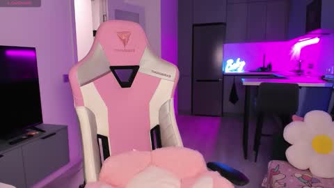 Snapshot of wowlovie666 chatting on 10-28-25, 03:58 Emi online show from 10-28-25, 03:58