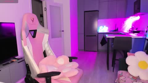 Snapshot of wowlovie666 chatting on 11-02-25, 03:58 Emi online show from 11-02-25, 03:58