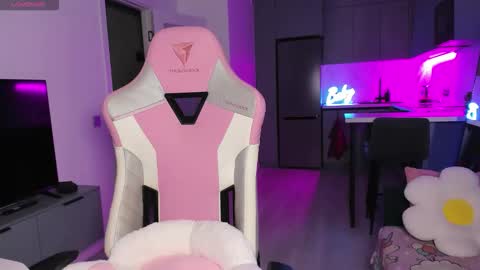 Emi online show from 12-22-25, 04:04