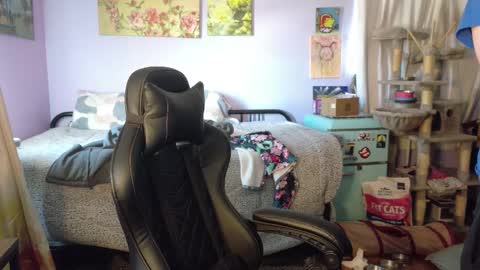 Wyatt online show from 10-21-25, 06:08