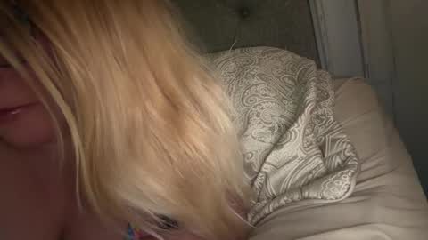 Snapshot of x_dreamgirl_x chatting on 11-14-25, 05:39 Mariah online show from 11-14-25, 05:39