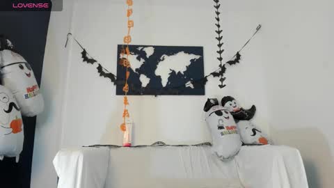 Snapshot of xaandergrey chatting on 10-31-25, 11:11 xaanderGrey online show from 10-31-25, 11:11