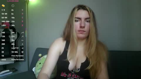 Snapshot of xcharlottexeuphoriax chatting on 10-17-25, 08:33 charlotte euphoria online show from 10-17-25, 08:33