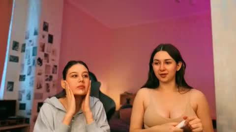 Evashort hair and Olivia long hair online show from 02-08-26, 06:50