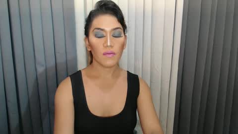 GWEN THOMPSON .......   online show from 01-01-25, 08:13