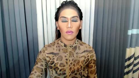 GWEN THOMPSON .......   online show from 02-15-25, 06:23