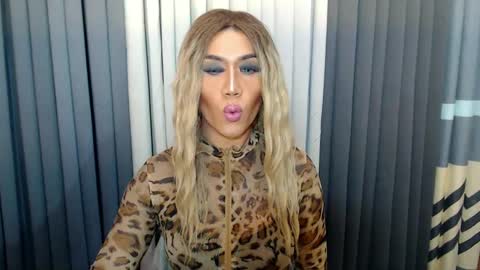 GWEN THOMPSON .......   online show from 02-15-25, 09:26