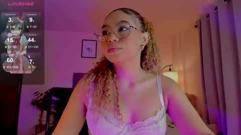 Snapshot of ximena_sotto1 chatting on 06-19-26, 08:34 camila online show from 06-19-26, 08:34