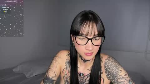 Snapshot of xisisxx chatting on 04-21-26, 01:53 xisisxx online show from 04-21-26, 01:53