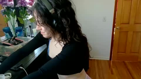 Mia online show from 03-02-25, 07:23