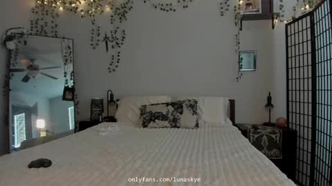 Snapshot of xlunaskye chatting on 05-28-26, 01:14 online show from 05-28-26, 01:14