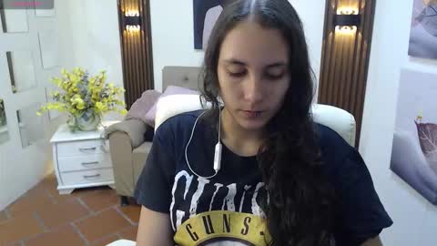 Snapshot of xlunna chatting on 10-20-25, 07:36 lunna online show from 10-20-25, 07:36